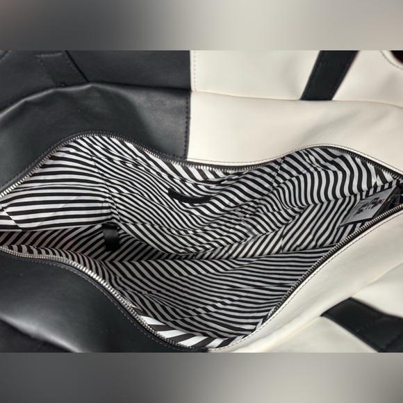 ✨🆕 Dolls Kill Trickz N' Treatz A Grin That Glows Mega Pumpkin Tote Black/White - Picture 3 of 6